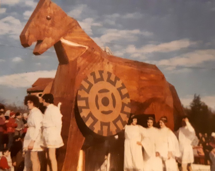 132-Nel Carnevale del 1980 le mascherine furono 120 e i carri oltre 20 provenienti da vari paesi della Valbelluna, nella foto il Cavalo di Troia di San Gregorio.jpg