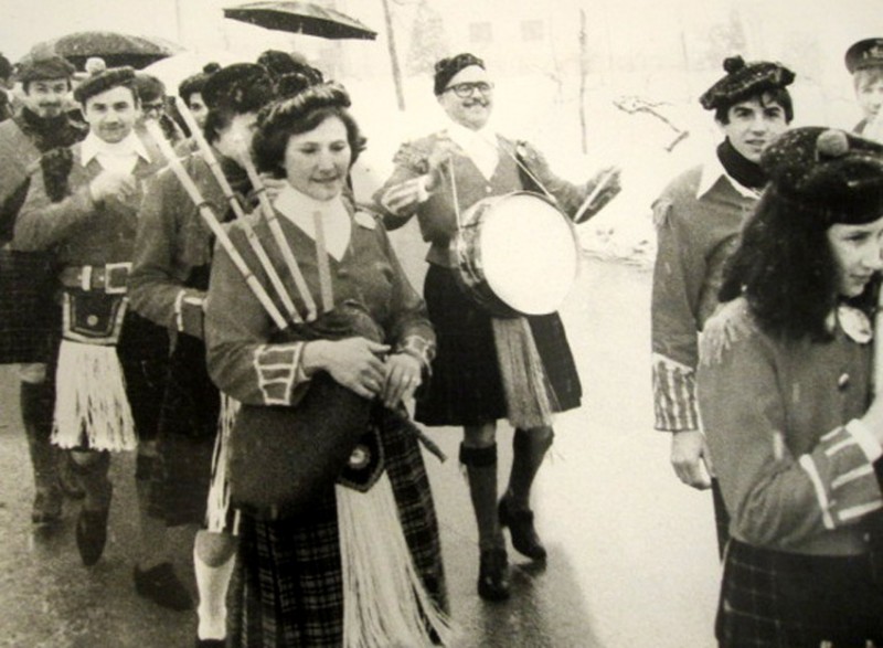 133- I simpaticissimi scozzesi di San Gregorio in trasferta a CASTION nel 1978 - Giulio Gazzi, la maestra Manfroi, Andrea Cian e altri..JPG