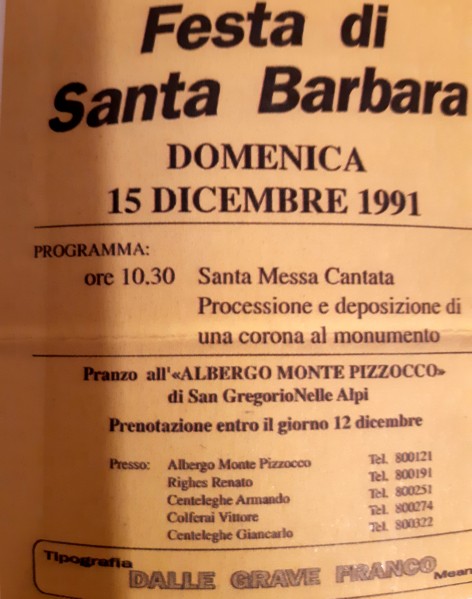 136-Un viale con 27 lampade a carburo, tutte rigorosamente di marca -Stella- sormontate da un elmetto da minatore per ricordare i nostri minatori..jpg