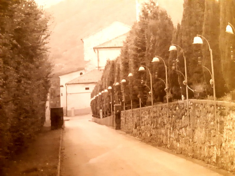 138-Eccole le 27 lampade a carburo di marca -stella-, tutte rigorosamente in fila nel tragitto che dalla chiesa porta al camposanto del paese..jpg