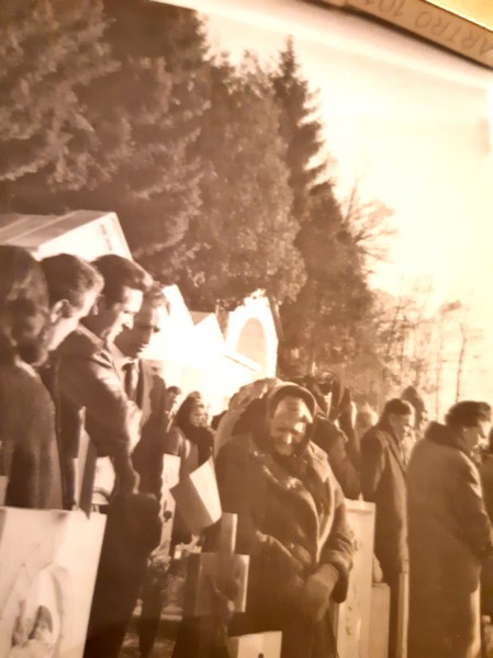 140-Una visita al camposanto alla fine del viale dove numerosi minatori riposano per una fine prematura dovuta alla silicosi (50-60 anni)..jpg