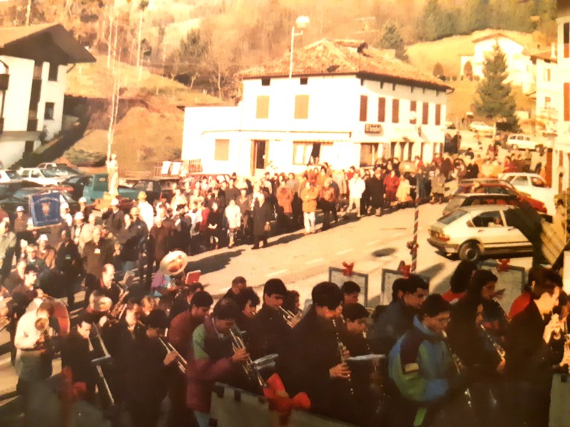 143-Festa di Santa Barbara a San Gregorio, che fu ravvivata nel 1992 dalla realizzazione del viale delle Lampade spente, in onore dei tanti minatori di questo paese.jpg