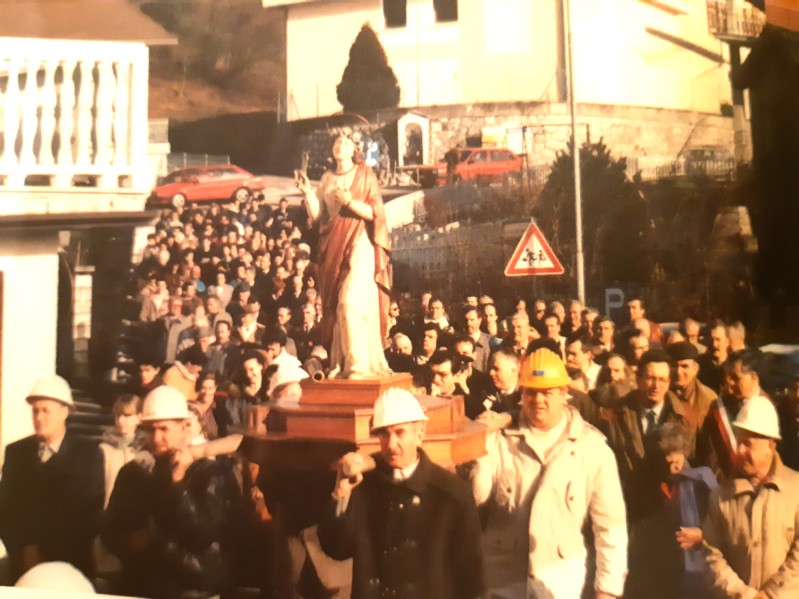 144-Festa di Santa Barbara a San Gregorio, che fu ravvivata nel 1992 dalla realizzazione del viale delle Lampade spente, in onore dei tanti minatori di questo paese..jpg