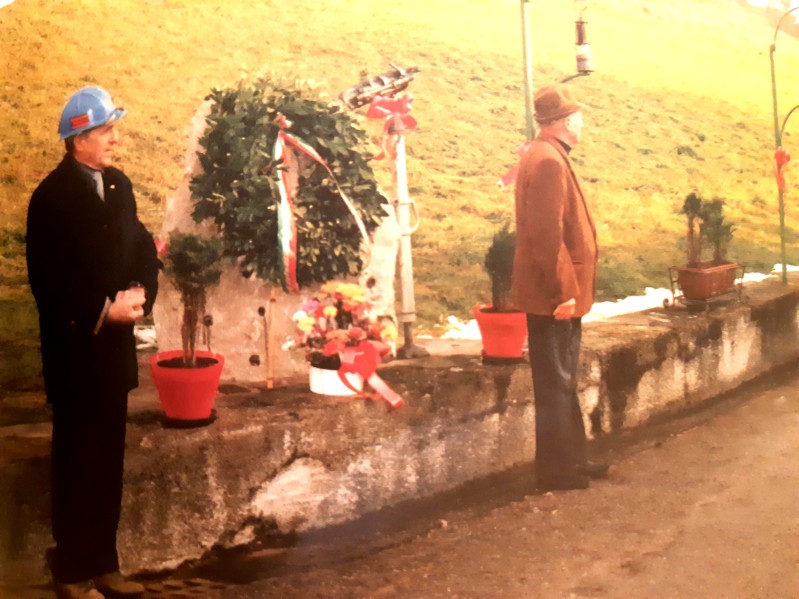 145-Festa di Santa Barbara 1992 con Valerio Gazzi e Silvio Bortoluzzi in via delle Lampade spente..jpg