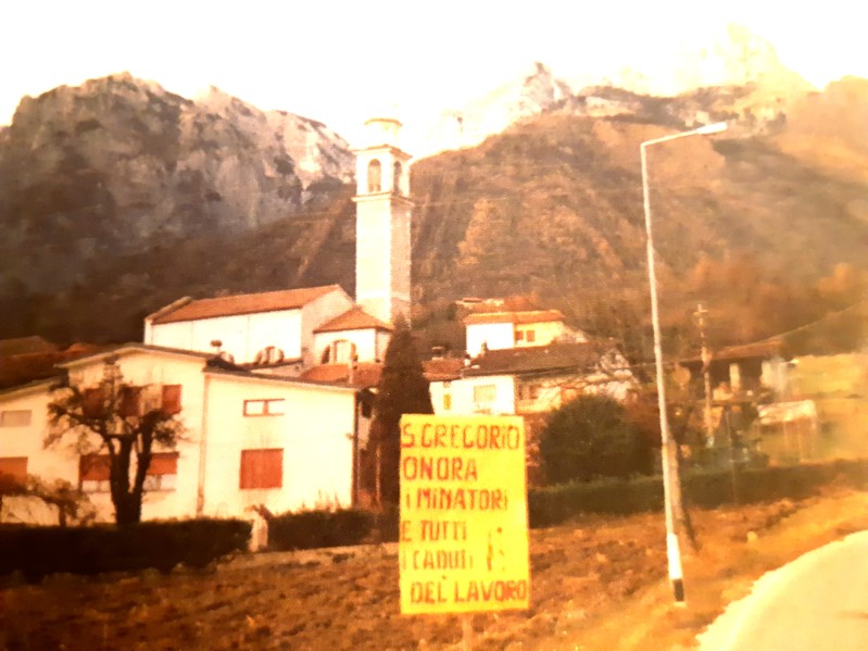 146-Siamo all'ingresso del paese di San Gregorio venedo da via dell'Emigrante, un cartello avvisa della ricorrenza in onore dei minatori e tutti i caduti sul lavoro..jpg