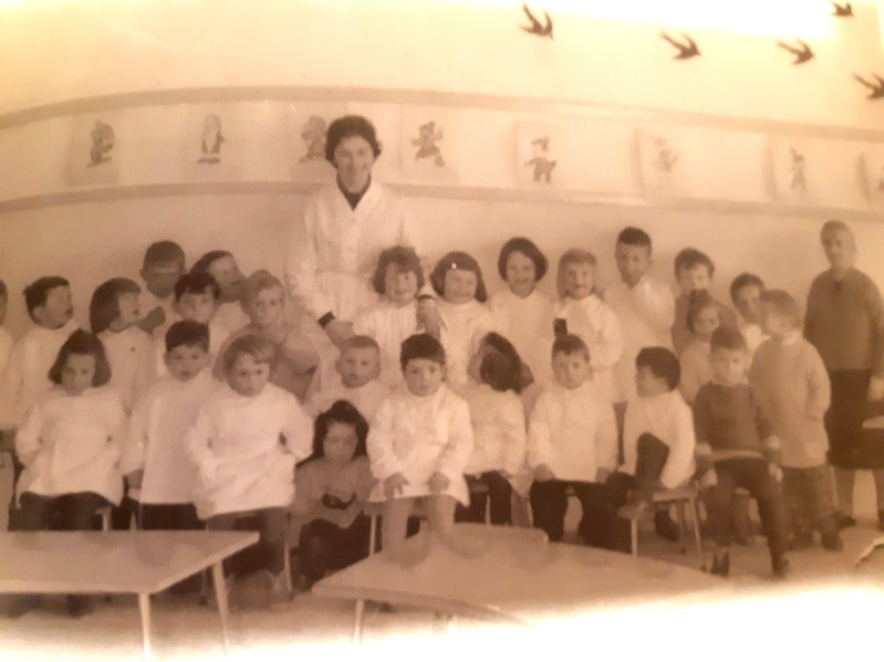 16-Dal 1958 al 1972 l'asilo fu ospitato in 2 aule della scuola elementare. questa foto del 1964 Lucia Manfroi, la Lisetta e il gruppo dei bambini..jpg