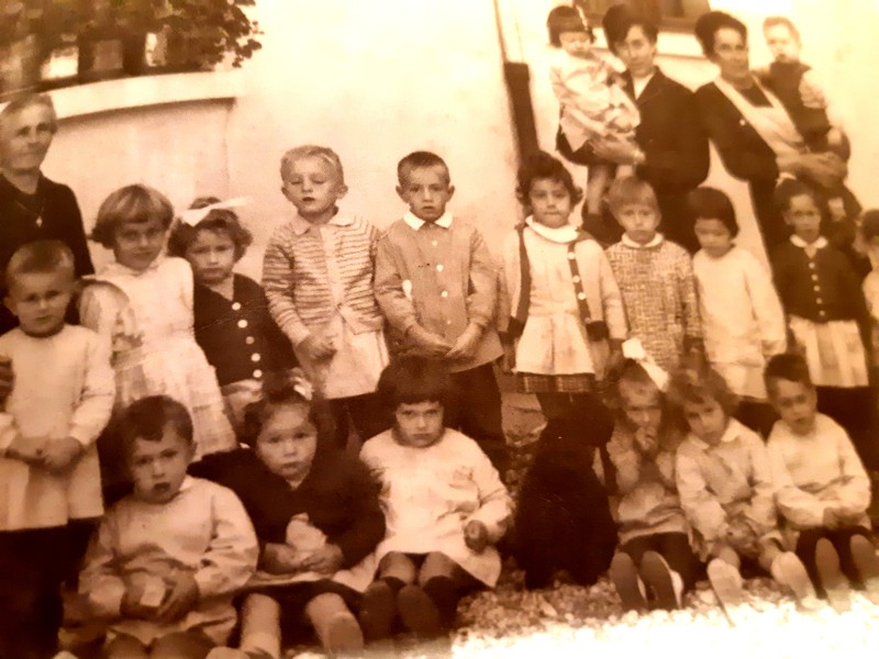 18-Asilo infantile di SAN GREGORIO Nelle Alpi anno 1962. I bambini con l'assistente Maria Silvia De Bastiani (Cicci), la cuoca Romana Dal Castel, la generosa coadutrice Lisetta Tonet.jpg