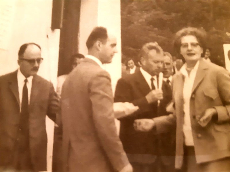 23-Aldo Vieceli e Giulio Gazzi alla festa della mamma dell'asilo, i bambini comparvero in scena irrompendo da un gigantesco cuore..jpg