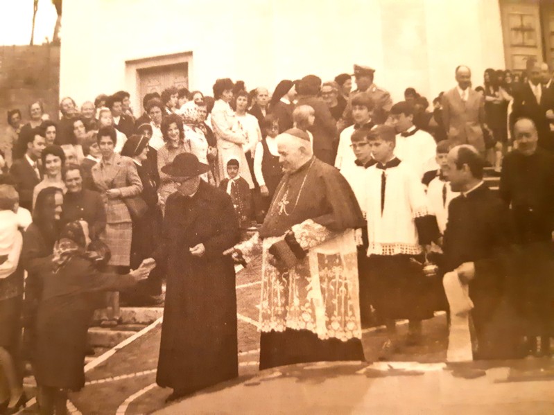 24-Anno 1972, inaugurazione della nuova sede dell'asilo, tra i presenti spiccal'anziano parroco don Antonio De Lotto, ossequiato da Lisetta, tra i politici Colleselli e Fusaro..jpg