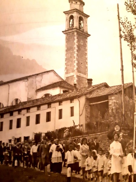 25-Inaugurazione del nuovo asilo nel 1972, messa iniziale, corteo dalla chiesa alla nuova sede, discorsi ufficiali, benedizione e la posa della pergamena ricordo..jpg