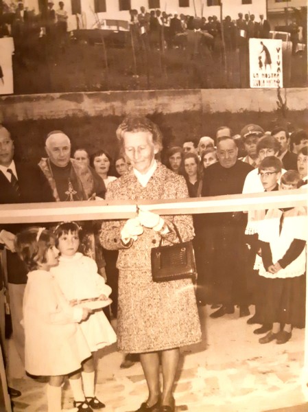 28-Taglio del nastro nel Giugno 1972 , madrina la signora Lucia Fiorini, vedova dell'ing. Enrico De Conz, presente alla cerimonia il vescovo Muccin..jpg