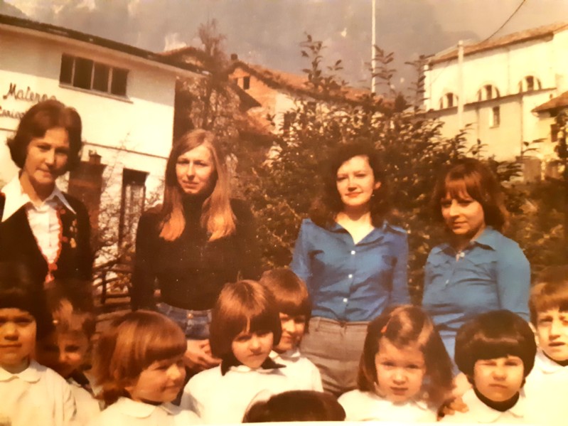 29-Nei primi anni '70 le cose erano migliorate, il giardino esterno con il bosco, la fontanella, l'angolo giochi, arrivò una 2a insegnante..jpg