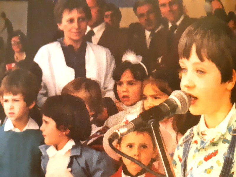 31-I ragazzi dell'asilo durante una delle tante esibizioni quali la festa della mamma o per il commiato di qualche educatore..jpg