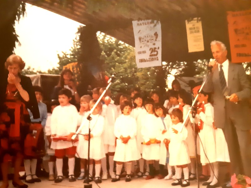 35-Nel 1983 la celebrazione dei 25 anni di fondazione della scuola materna, alla destra Giulio Gazzi e a sinistra la maestra Lucia Manfroi..jpg