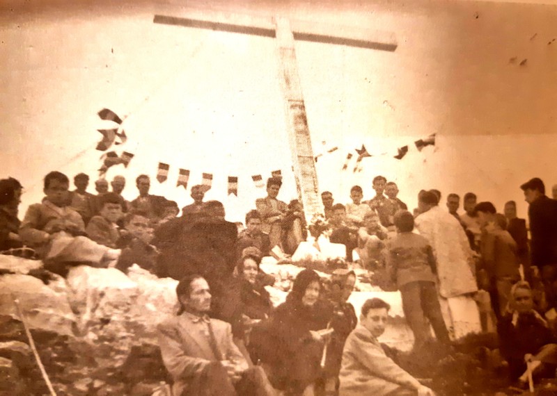 40-Nel 1957 i frazionisti di Roncoi decisero di installare una croce alta 5 metri sul Piz che si potè ammirare nella processione della sera del Venerdì santo..jpg