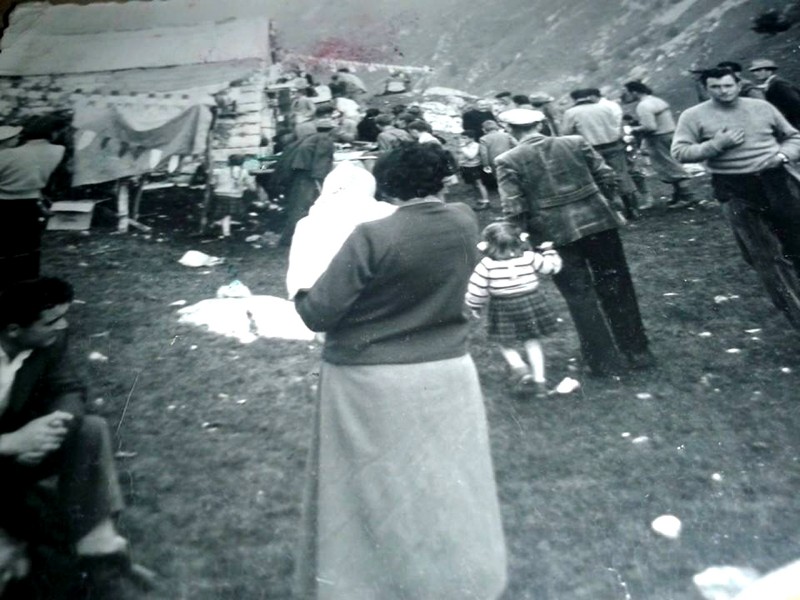 41-Aldo sceven a ds nella foto, utilizzando le lampade a carburo, aveva provveduto a illuminare la croce per la processione del Venerdì santo..jpg