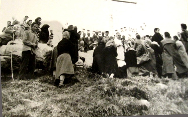 42-Nel mese di Maggio del 1957, una comitiva di oltre 200 persone si recò su Piz e assistette alla Messa ai piedi della croce..JPG