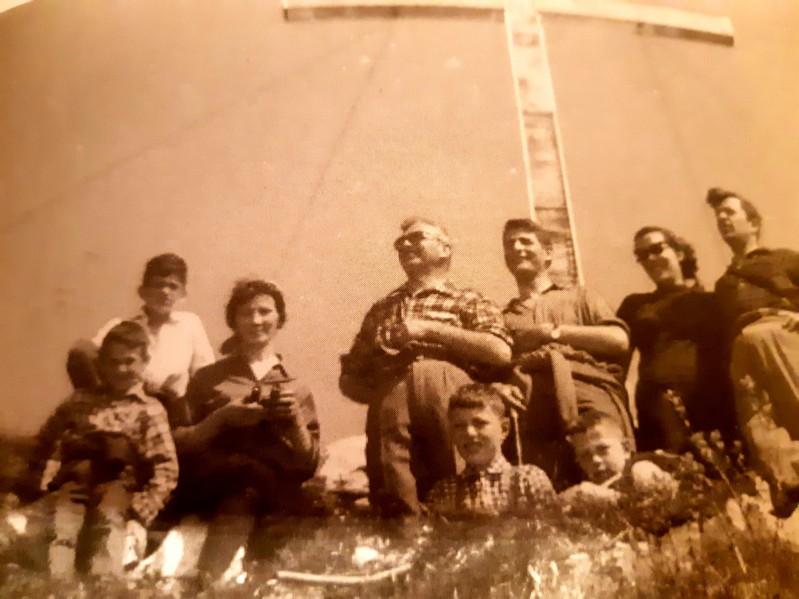 43) Messa sul Piz ai piedi della croce, colazione a sacco e dopo canti religiosi e di montagna, giù verso le Ere per il pranzo e la festa con Giulio Gazzi...jpg