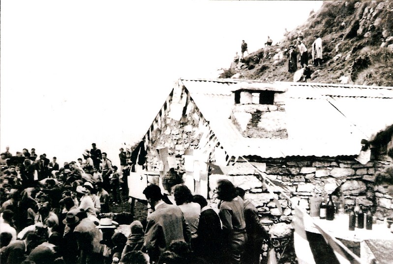 46- La festa proseguiva nella casera Ere  per il pranzo a cui seguivano canti di montagna e giochi, chi non ricorda il famoso tiro alla fune..jpg