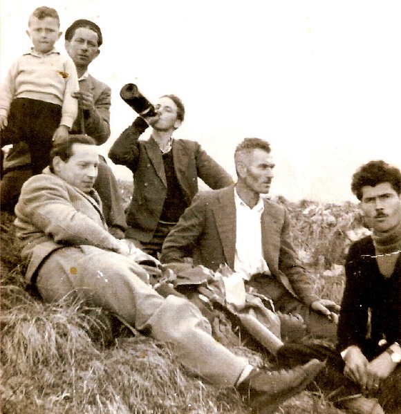 47-Alle pendici del Piz, in basso da sn Giulio sardina, Nani Benelo, Gabriele De Bastiani, in alto Tilio e Costantino mas  anno 1958.jpg