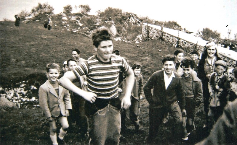 48-Siamo nel 1958, un gruppo di giovani del paese è arrivato sulle Ere vicino a teaz, si possono distinguere la Marcellina, Edi, Franco ,Narciso ....jpg