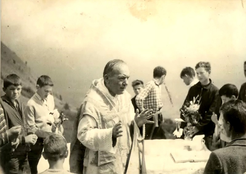 49-Festa della montagna questa volta si fa sulle Ere e Don Evaristo si appresta alla celebrazione S. Messa anno 1958 cui seguirà il pranzo e la festa..jpg