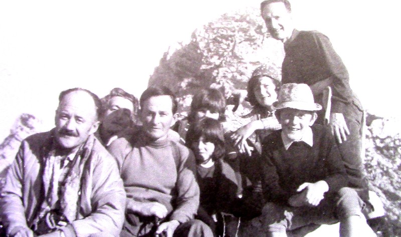 52-Gita sul Monte Piz con Aldo Vieceli in primo piano a sinistra, sullo sfondo il monte Pizzocco, anno 1959..JPG