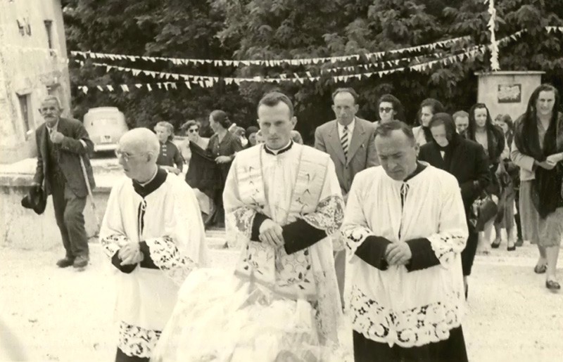 56--Don Candido Argenta, novello sacerdote, con Monsignor Antonio De Lotto e Don Evaristo Viel nell’anno 1953.jpg