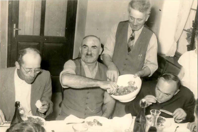 59-Compagni di pranzo, da sn Battista Paganin, Luigi Roni, Giuseppe Centelghe e don Evaristo che si gusta il pranzo anni '50..jpg