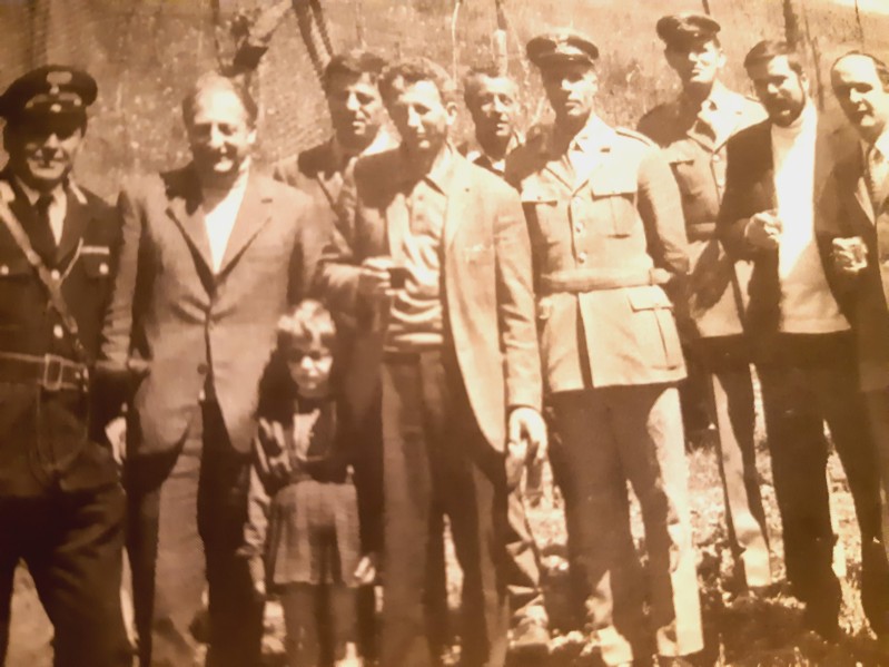 65-Anno 1971, la festa degli alberi della scuola con la prteicipazione del parroco e delle autorità forestali elo stradin Ugo Perezin che preparava le buse..jpg