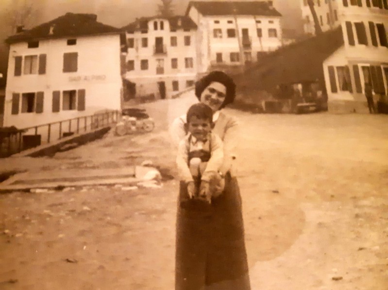 73-Piazza di S. Gregorio anni '60, da un lato la trattoria-caffè Giazzon(ex dale Nine) e dal monumento ai caduti, dall'altro il bar Alpino da Vieceli.jpg