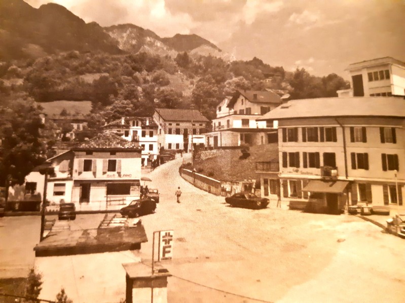 78-La piazza allargata, asfaltata e con diversi edifici ammodernati. In alto il nuovo Municipo inaugurato nel 1967.jpg