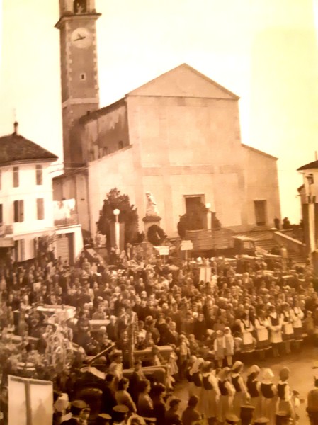 80-La piazza allargata si presentava come il palco di un teatro naturale, divenne centro di diverse manifestazioni (carnevale, ferragosto..).jpg