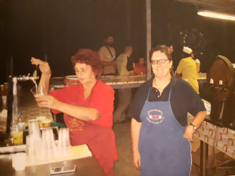 89-Un bel bancone ricoperto di tela cerata e le strutture per la mescita del vino e della birra. una volta c'era solo il vino servito sui goti de viero..jpg