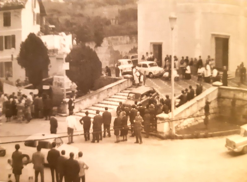 97-Nel giorno di Ferragosto la benedizione degli autoveicoli per chiedere la protezione nella giuda a San Crisroforo, una piccola offerta e un oggetto da mettere sul cruscotto..jpg