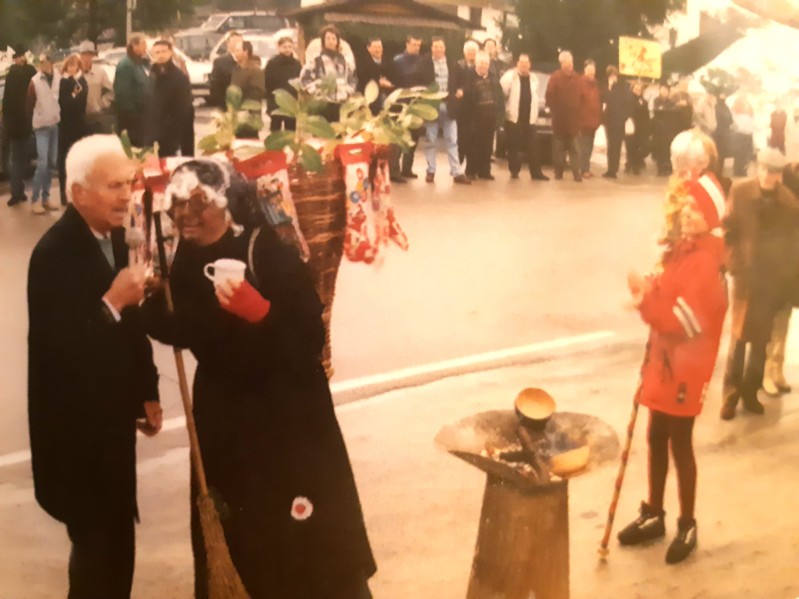 99a-La festa della befana nel periodo invernale, che non si faceva mai riconoscere e ogni anno arrivava in piazza con un mezzo diverso, accompagnata dalle fisarmoniche..jpg