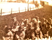 11-I bambini seduti sul prato delle -Candolere- un'area protetta da recinzione di paletti con filo spinato che vanno fino alla Donada..jpg