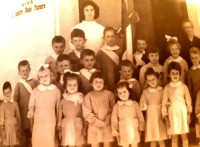 13-Luglio 1959, in occasione della celebrazione dei 25 anni di sacerdozio di Don Evaristo Viel, i bambini accompagnati dalla maestra e dalla Lisetta..jpg