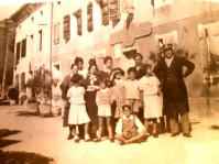 2-Cortile Bissacot col Regio Ufficio Postale retto da Angelo Follin in posa con il grembiule nero da lavoro - anni '50..jpg