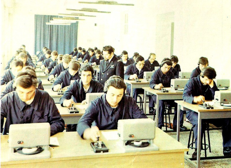 1) Allievi RT 1° 55 con Capo Spanò in aula morse.jpg