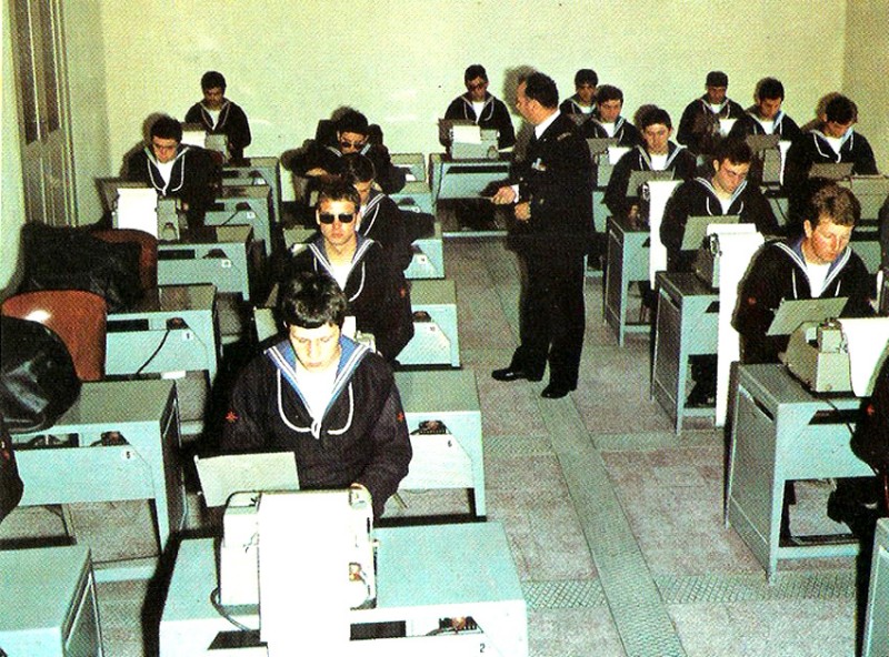 2) Allievi RT 1° 55 con Capo Spanò in aula telescriventi.jpg