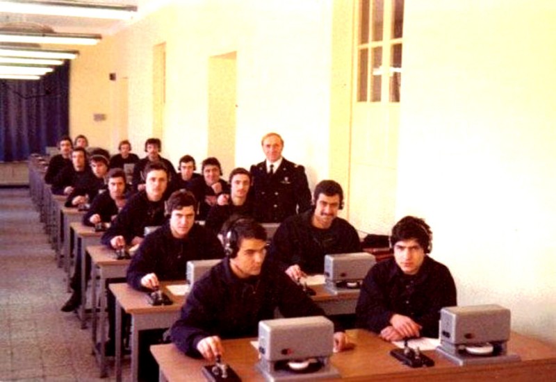 42) Allievi segnalatori 6° 54 in aula studio con capo Durso.jpg