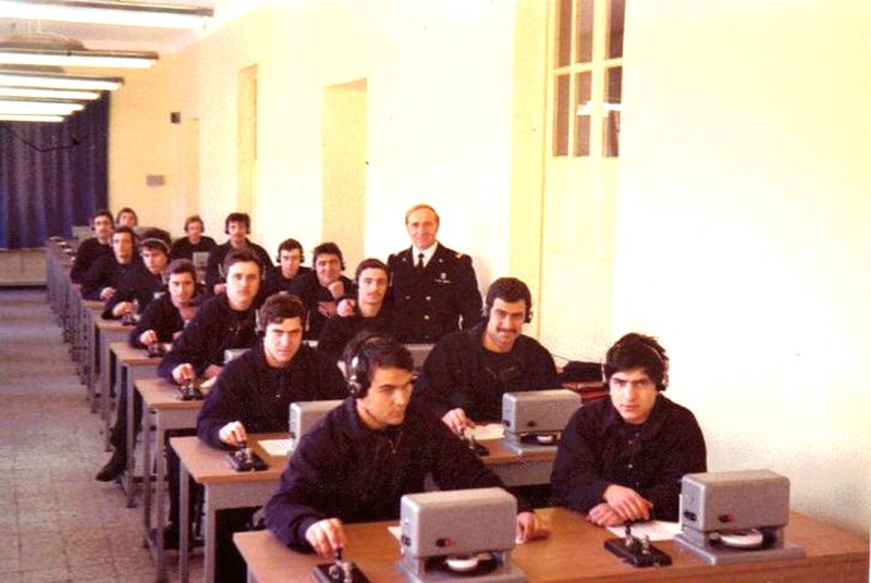 76) Corso RT scuola di telecomunicazione Stelmilit Chiavari -  Allievi radiotelegrafisti con capo Gargiulo..jpg