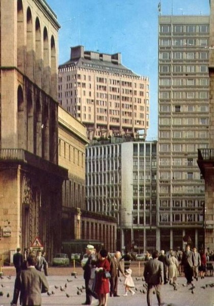 8) La Torre Velasca vista da piazza del Duomo, anni '60..jpg