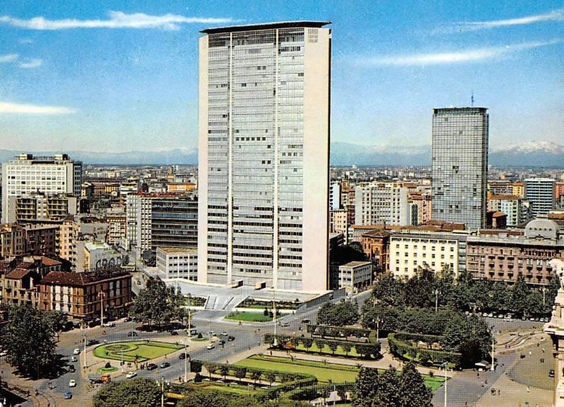 10) Grattacielo Pirelli e Torre Galfa, anni '60..jpg