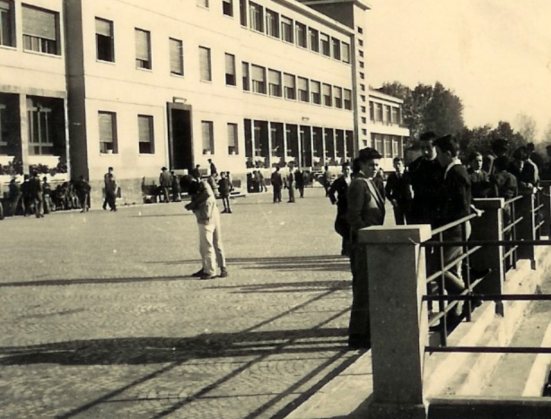 08-Vellai 1962 amici di scuola.jpg