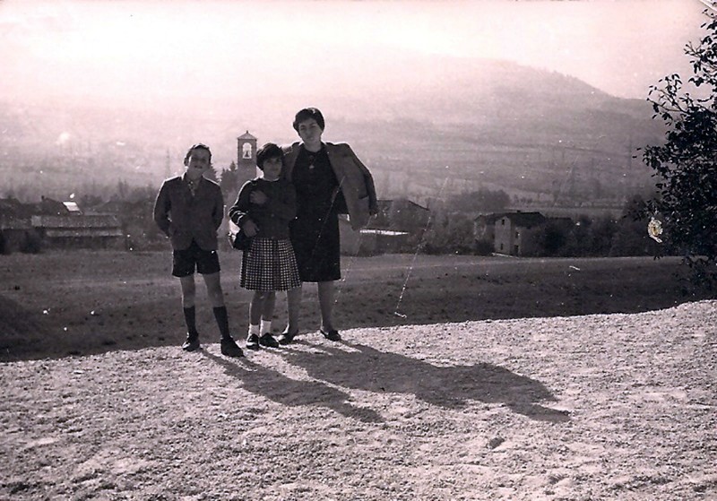 31-Vellai 1961 da sn il sottoscritto, cugina Marzia e sorella Liliana, sullo sfondo il campanile della chiesa di Vellai.jpg