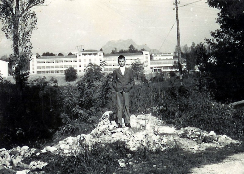 36- Vellai 1962 Adriano in posa e sullo sfondo il collegio.jpg