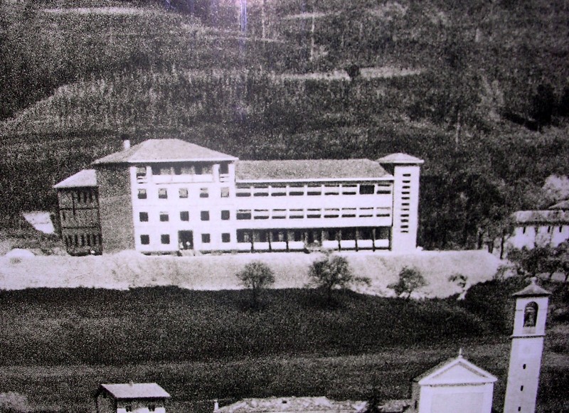 41b-Foto storica del collegio di Vellai in costruzione con in basso il paese di Vellai, anno 1952..JPG