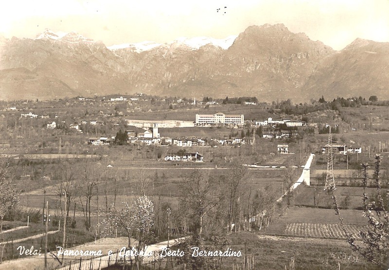 42-Vellai anno 1958,  panorama con la nuova ala del palazzo appena costruita adiacente alla prima. ..jpg